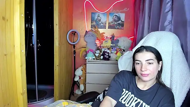 Fiery Brunette  online show from April 18, 2026, 1:26 pm