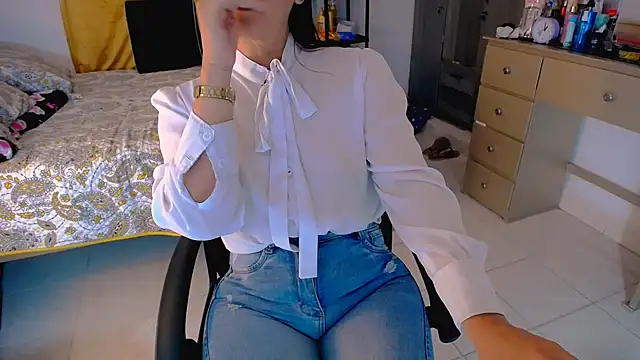 BitterMomXxx online show from April 15, 2026, 8:53 pm