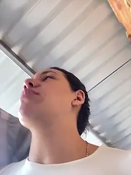 hannahb-e online show from December 18, 2025, 1:50 pm