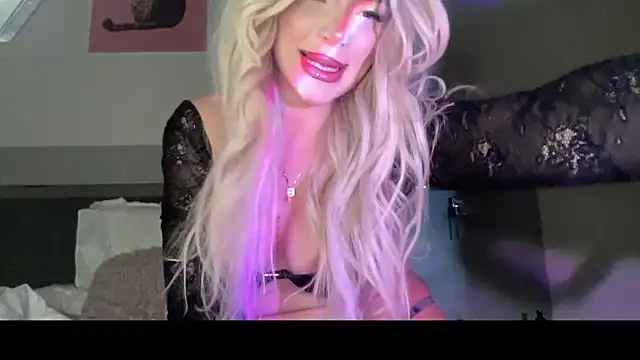 Snapshot of petitebeauty chatting on March 4, 2026, 8:37 pm petitebeauty online show from March 4, 2026, 8:37 pm