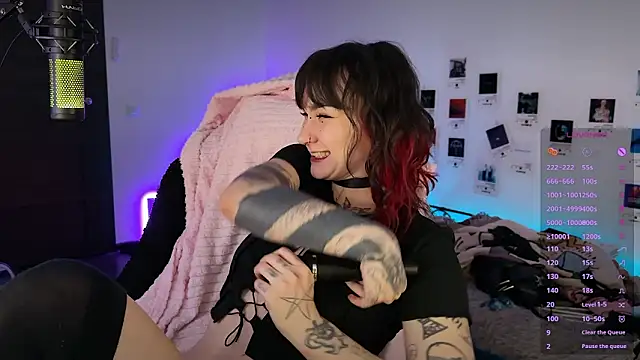 deadlysweet online show from February 13, 2026, 2:40 am