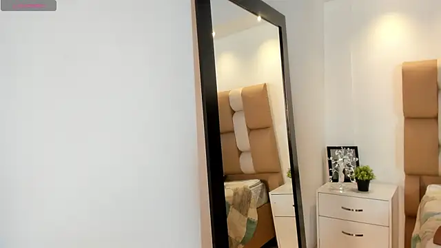 victoria mooree online show from December 21, 2025, 12:12 pm