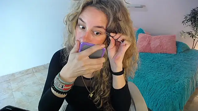 Paula Paz online show from November 5, 2025, 2:28 pm