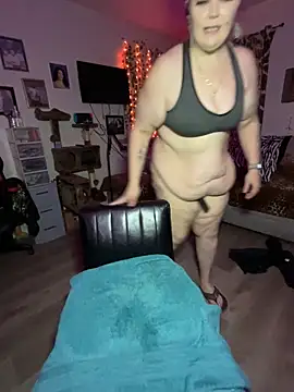 Snapshot of fatfabulous1981 chatting on January 24, 2025, 8:02 am fatfabulous1981 online show from January 24, 2025, 8:02 am