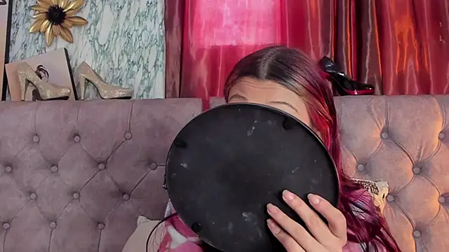  Scarlett 01 online show from December 5, 2025, 2:03 pm