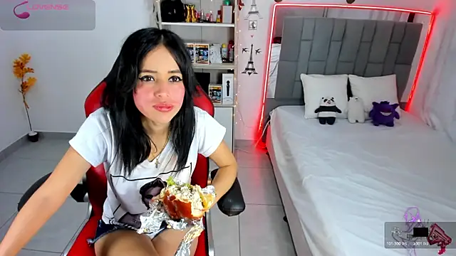 Snapshot of HannaSexyy chatting on November 4, 2025, 2:32 am HannaSexyy online show from November 4, 2025, 2:32 am