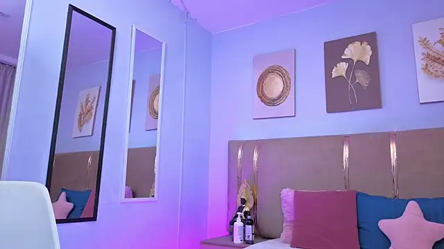 sarah cruzz  online show from November 21, 2025, 1:15 am