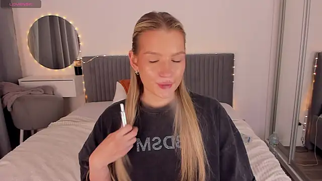 CassieRayss online show from April 25, 2026, 1:52 pm