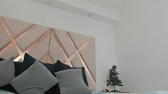 Snapshot of emma_castilloo chatting on December 15, 2025, 11:09 pm emma castilloo online show from December 15, 2025, 11:09 pm