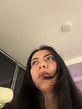 PetitLumiere online show from April 13, 2026, 4:07 am