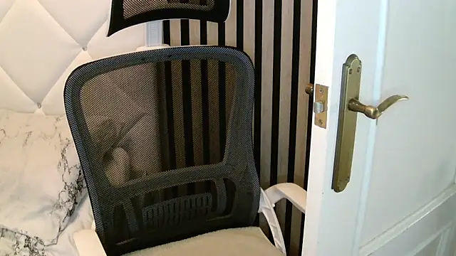 xxNoeliaxx online show from December 4, 2025, 8:01 am