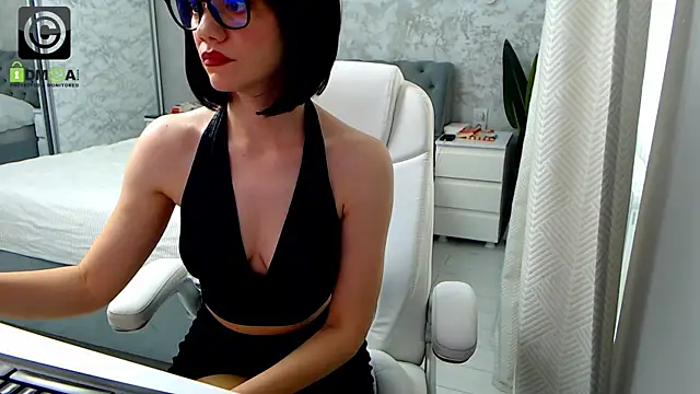 Snapshot of Ellysse_ chatting on July 1, 2026, 8:27 am Ellysse online show from July 1, 2026, 8:27 am