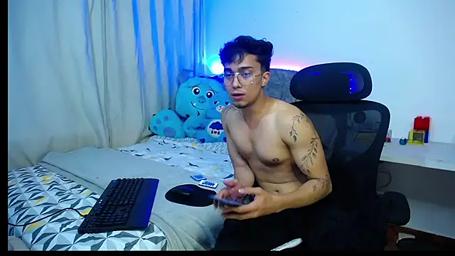 Thyler west18 online show from November 26, 2025, 12:11 am