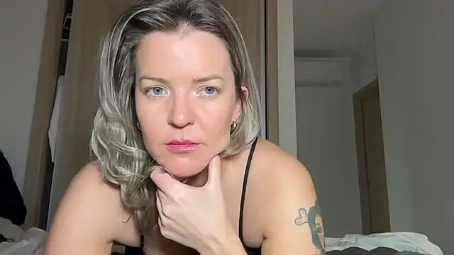 Snapshot of naughtyhollyxxxx chatting on February 5, 2025, 4:03 pm naughtyhollyxxxx online show from February 5, 2025, 4:03 pm