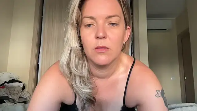 Snapshot of naughtyhollyxxxx chatting on September 11, 2025, 8:03 am naughtyhollyxxxx online show from September 11, 2025, 8:03 am