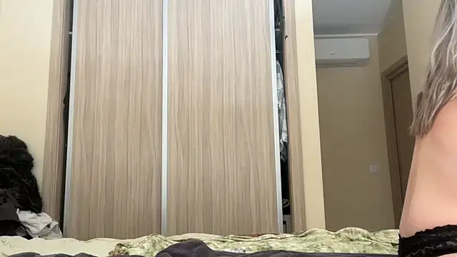 Snapshot of naughtyhollyxxxx chatting on October 8, 2025, 3:20 pm naughtyhollyxxxx online show from October 8, 2025, 3:20 pm