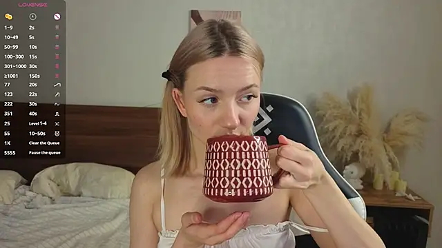 IdaValenti online show from September 22, 2025, 1:07 am