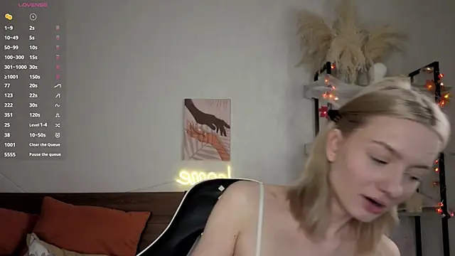 IdaValenti online show from November 13, 2025, 11:03 pm