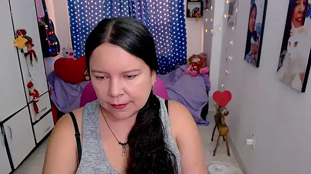 claryssa  online show from February 12, 2026, 9:43 pm