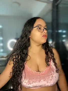 Snapshot of CurlyGirl_1 chatting on December 5, 2024, 12:00 pm CurlyGirl 1 online show from December 5, 2024, 12:00 pm