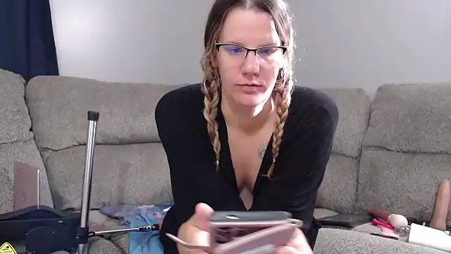 Sarahtineke online show from October 14, 2025, 2:40 pm