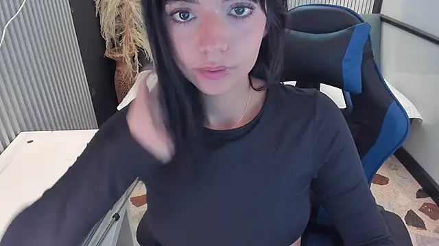 Snapshot of NicolRoss_ chatting on June 10, 2026, 9:35 pm NicolRoss online show from June 10, 2026, 9:35 pm