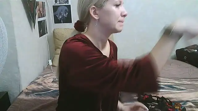 Snapshot of -GoldenGirl- chatting on February 6, 2025, 11:21 am -GoldenGirl- online show from February 6, 2025, 11:21 am