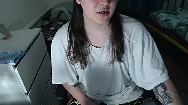 EvaMiron online show from October 24, 2025, 1:18 pm