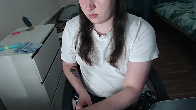 Snapshot of EvaMiron chatting on February 5, 2026, 4:11 pm EvaMiron online show from February 5, 2026, 4:11 pm