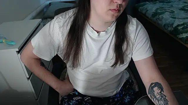 Snapshot of EvaMiron chatting on February 12, 2026, 12:11 pm EvaMiron online show from February 12, 2026, 12:11 pm