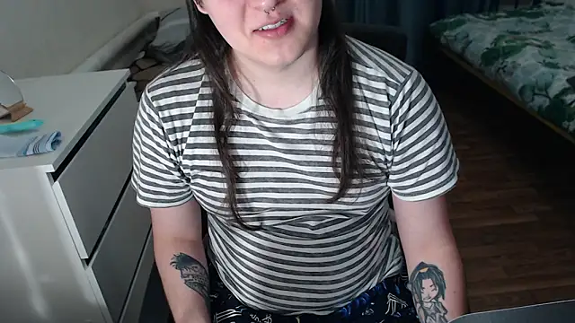 Snapshot of EvaMiron chatting on February 16, 2026, 12:51 am EvaMiron online show from February 16, 2026, 12:51 am