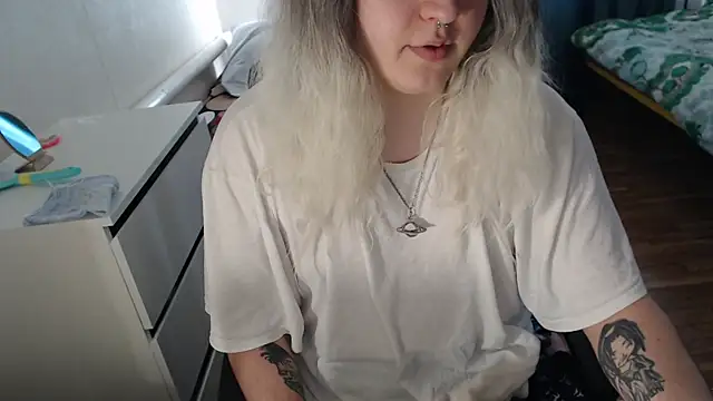 Snapshot of EvaMiron chatting on February 18, 2026, 8:32 am EvaMiron online show from February 18, 2026, 8:32 am