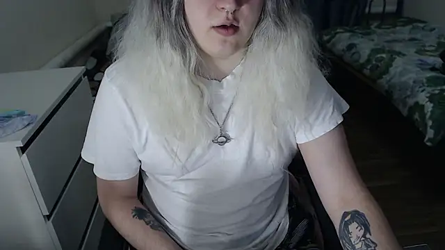 Snapshot of EvaMiron chatting on February 19, 2026, 5:20 pm EvaMiron online show from February 19, 2026, 5:20 pm