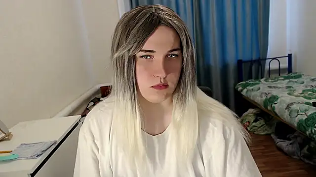 EvaMiron online show from April 15, 2026, 3:13 am