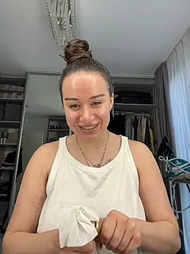 deliaroyal online show from April 3, 2026, 2:04 pm