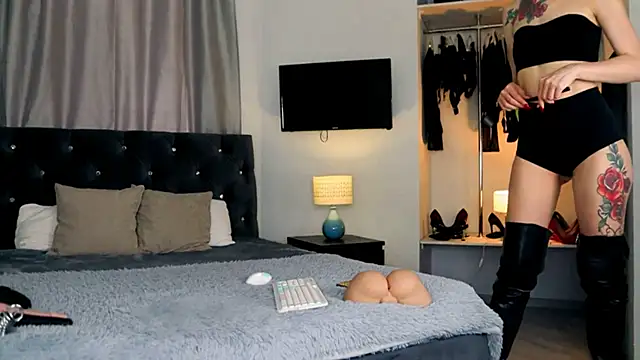 InvitingTina online show from April 18, 2026, 5:22 am