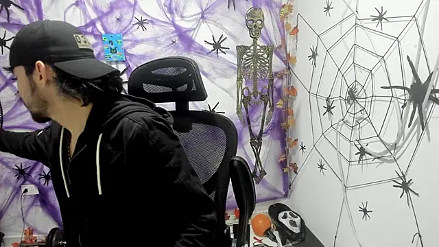 DmitriSanders online show from December 18, 2025, 3:12 am