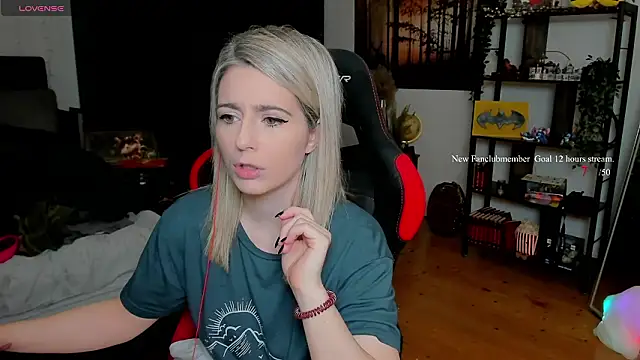 Lisaonthemoon online show from March 4, 2026, 6:47 pm