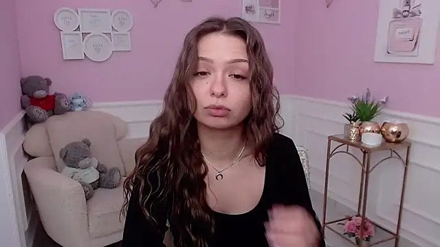 LucySkilar online show from December 2, 2025, 9:25 am