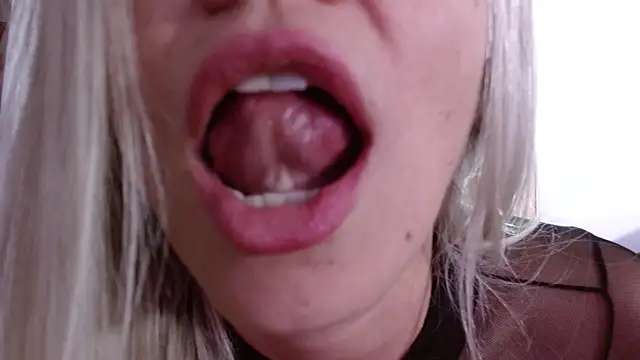 nicole valencia  online show from September 15, 2025, 4:29 pm