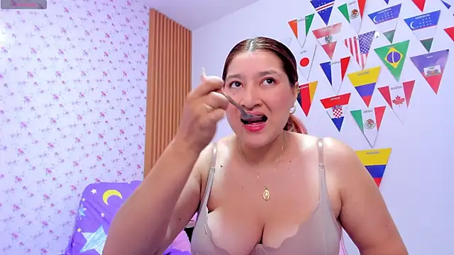 Snapshot of Soyqueen chatting on June 17, 2026, 4:37 am Soyqueen online show from June 17, 2026, 4:37 am