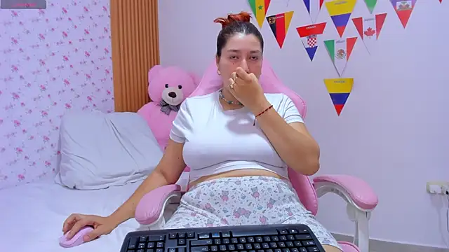 Snapshot of Soyqueen chatting on July 9, 2026, 3:54 am Soyqueen online show from July 9, 2026, 3:54 am