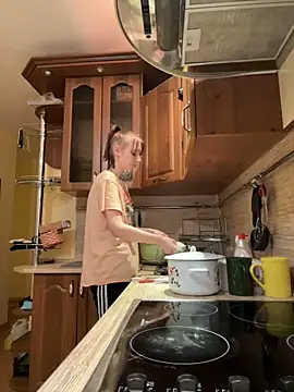 Crayzy Luv online show from February 10, 2025, 1:22 pm