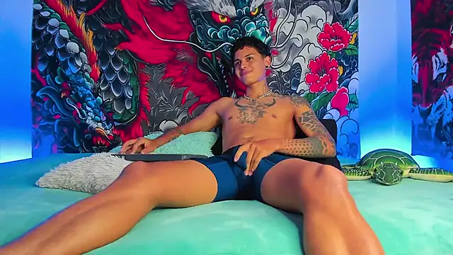 Snapshot of Maxi_Gray chatting on October 24, 2025, 8:33 am Maxi Gray online show from October 24, 2025, 8:33 am