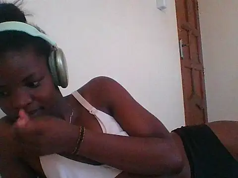 hotgal1112 online show from November 26, 2025, 10:05 am