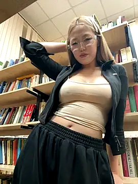 Snapshot of Aiko_Yumi chatting on December 18, 2025, 4:46 pm Aiko Yumi online show from December 18, 2025, 4:46 pm