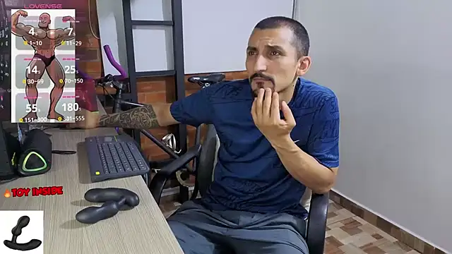 Snapshot of Marck_Muscle chatting on June 22, 2026, 11:35 pm Marck Muscle online show from June 22, 2026, 11:35 pm