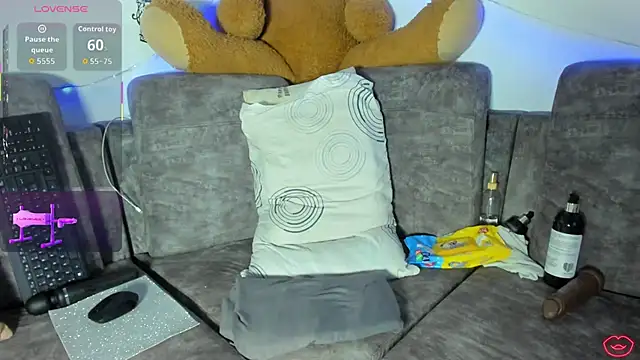 Snapshot of BrianaHazel chatting on November 18, 2025, 11:37 pm BrianaHazel online show from November 18, 2025, 11:37 pm