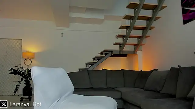 LaranyaX online show from March 26, 2026, 9:37 am