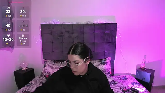 Kylie2211 online show from November 13, 2025, 2:32 am